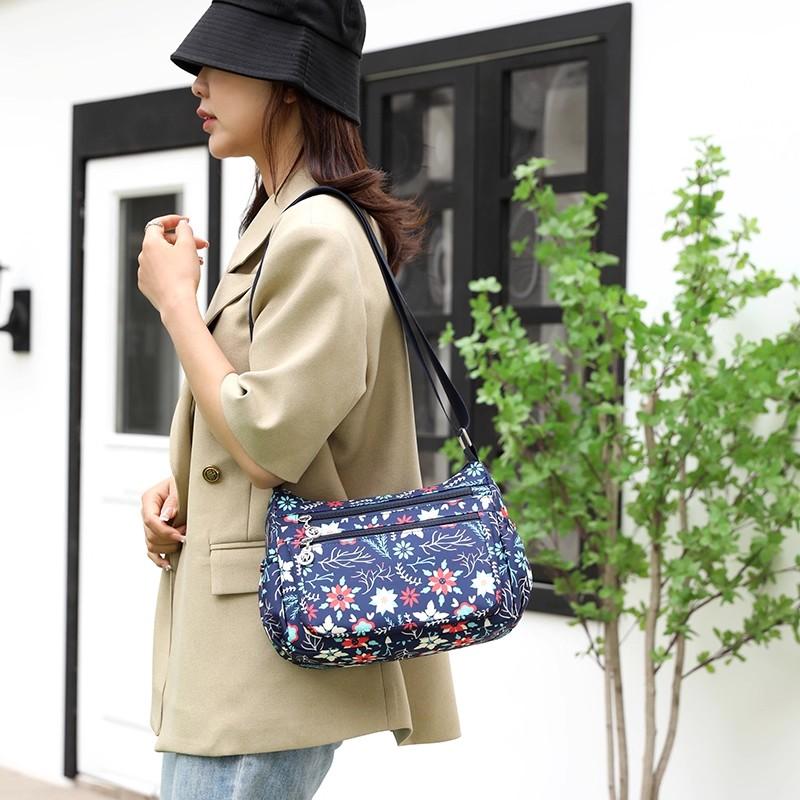 Recommended 2025 New Middle aged Mom Bag: Why is Large Capacity Multi Layer Canvas Bag Popular?